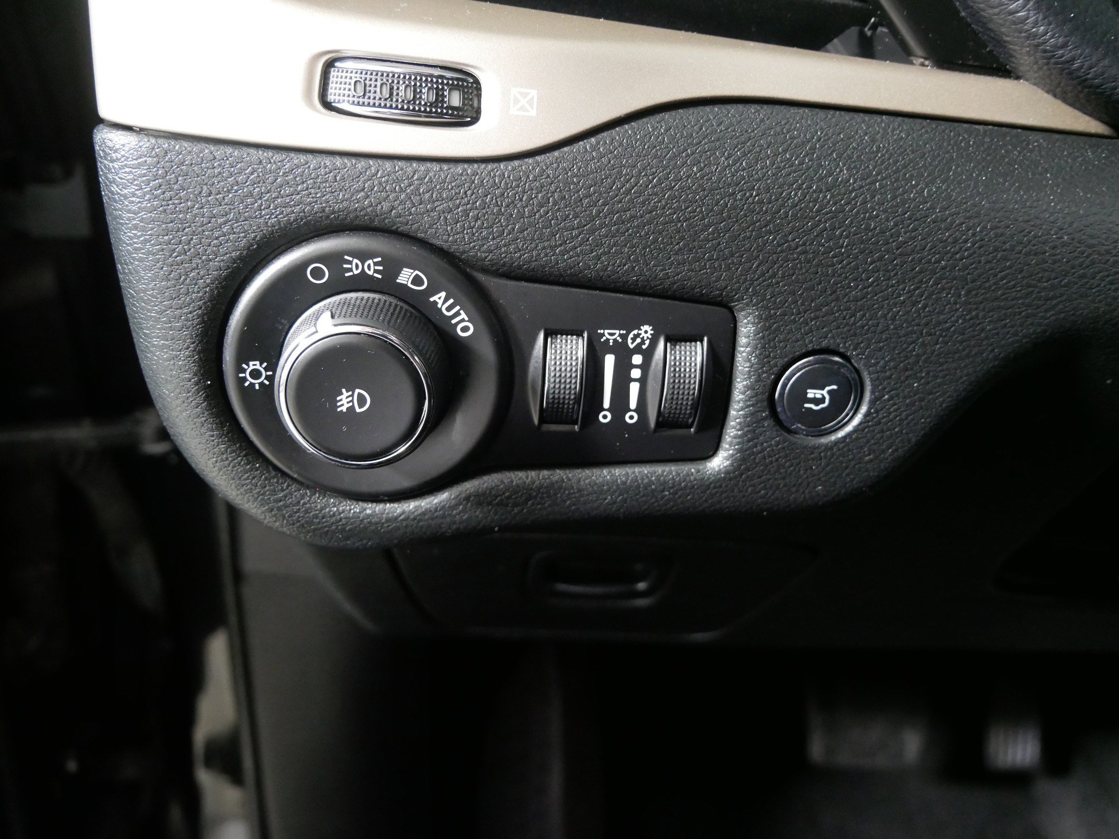 Used 2015 Jeep Cherokee Latitude w/ Comfort/Convenience Group image 26