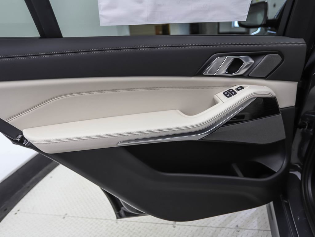 Used 2026 BMW X7 xDrive40i w/ M Sport Package image 18