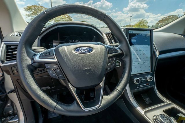 Used 2024 Ford Edge SEL AWD/4WD image 9