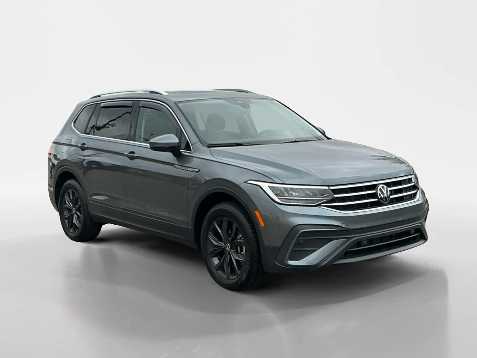 Used 2024 Volkswagen Tiguan SE w/ Panoramic Sunroof Package AWD/4WD image 7