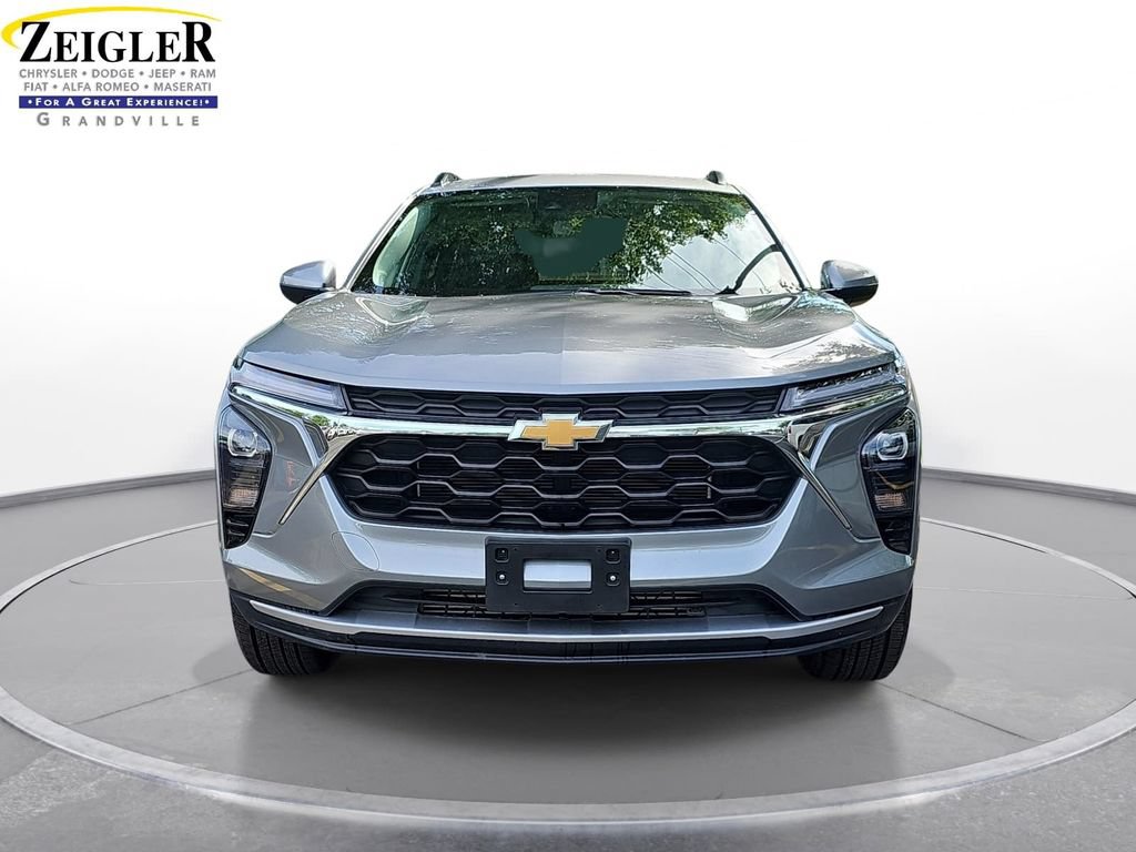Used 2025 Chevrolet Trax LT w/ LT Convenience Package FWD image 2