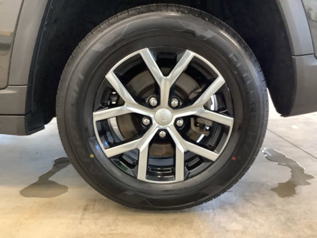 Used 2023 Jeep Grand Cherokee L Limited AWD/4WD image 25