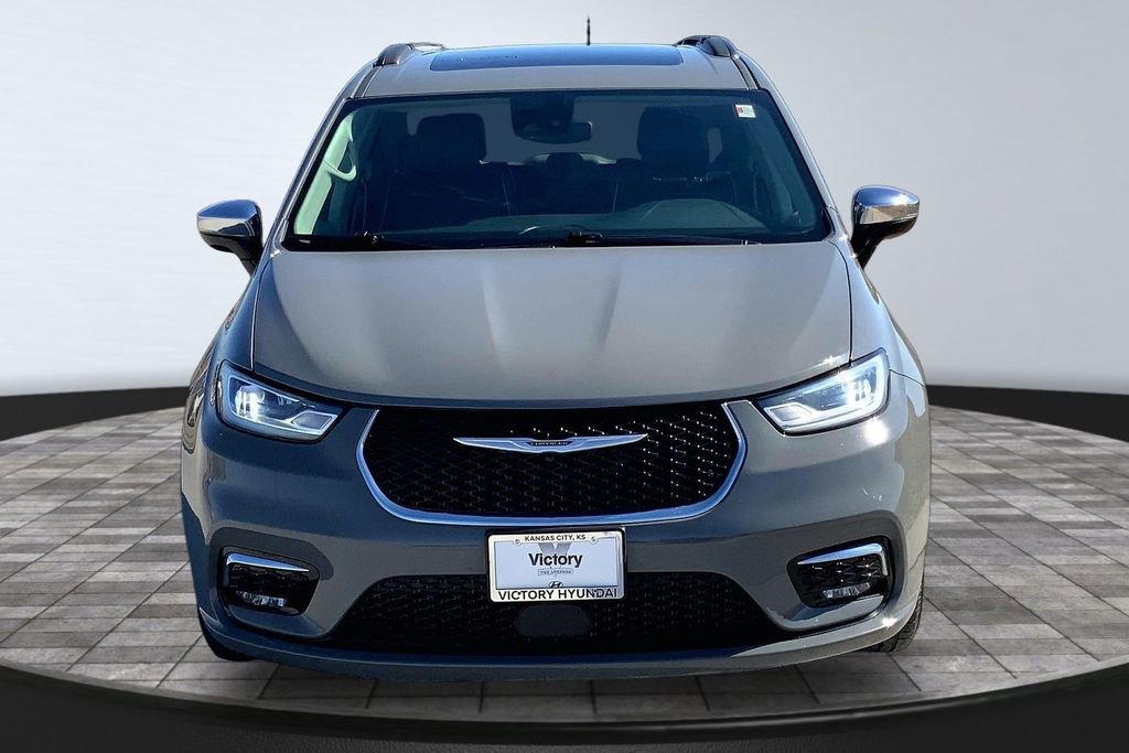 Used 2023 Chrysler Pacifica Limited image 2