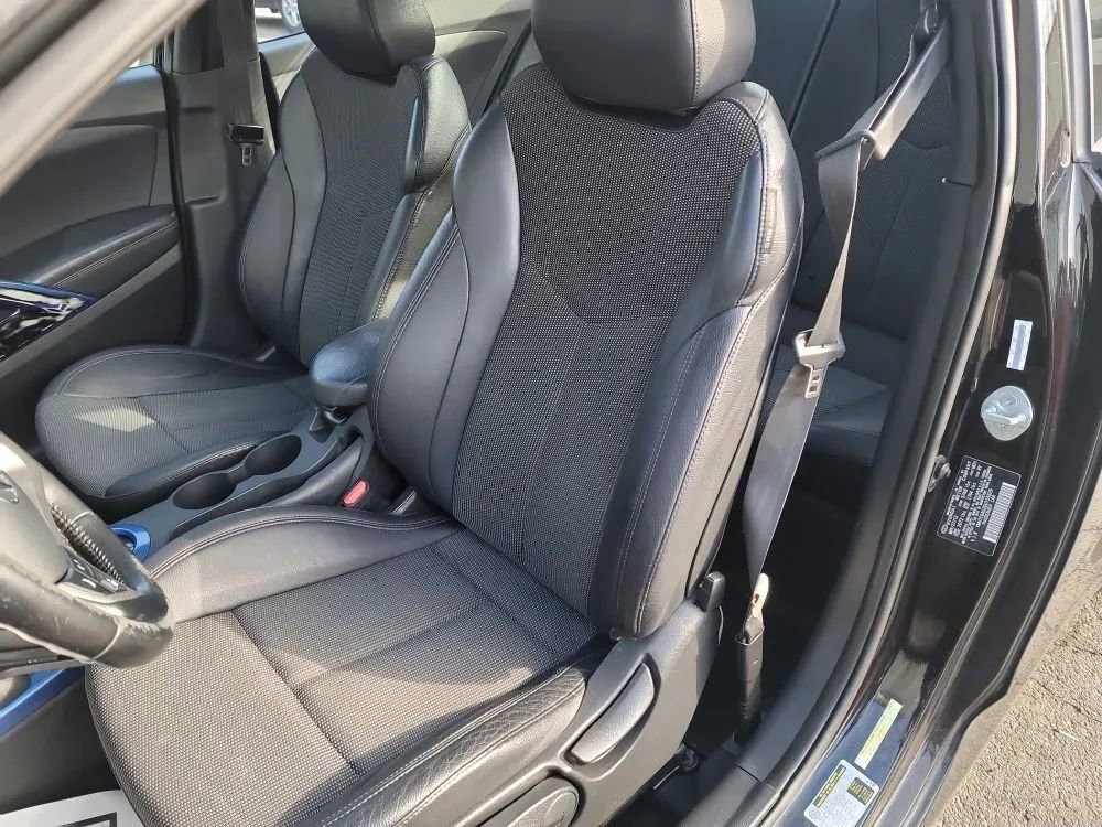 Used 2013 Hyundai Veloster w/ Style Pkg image 33