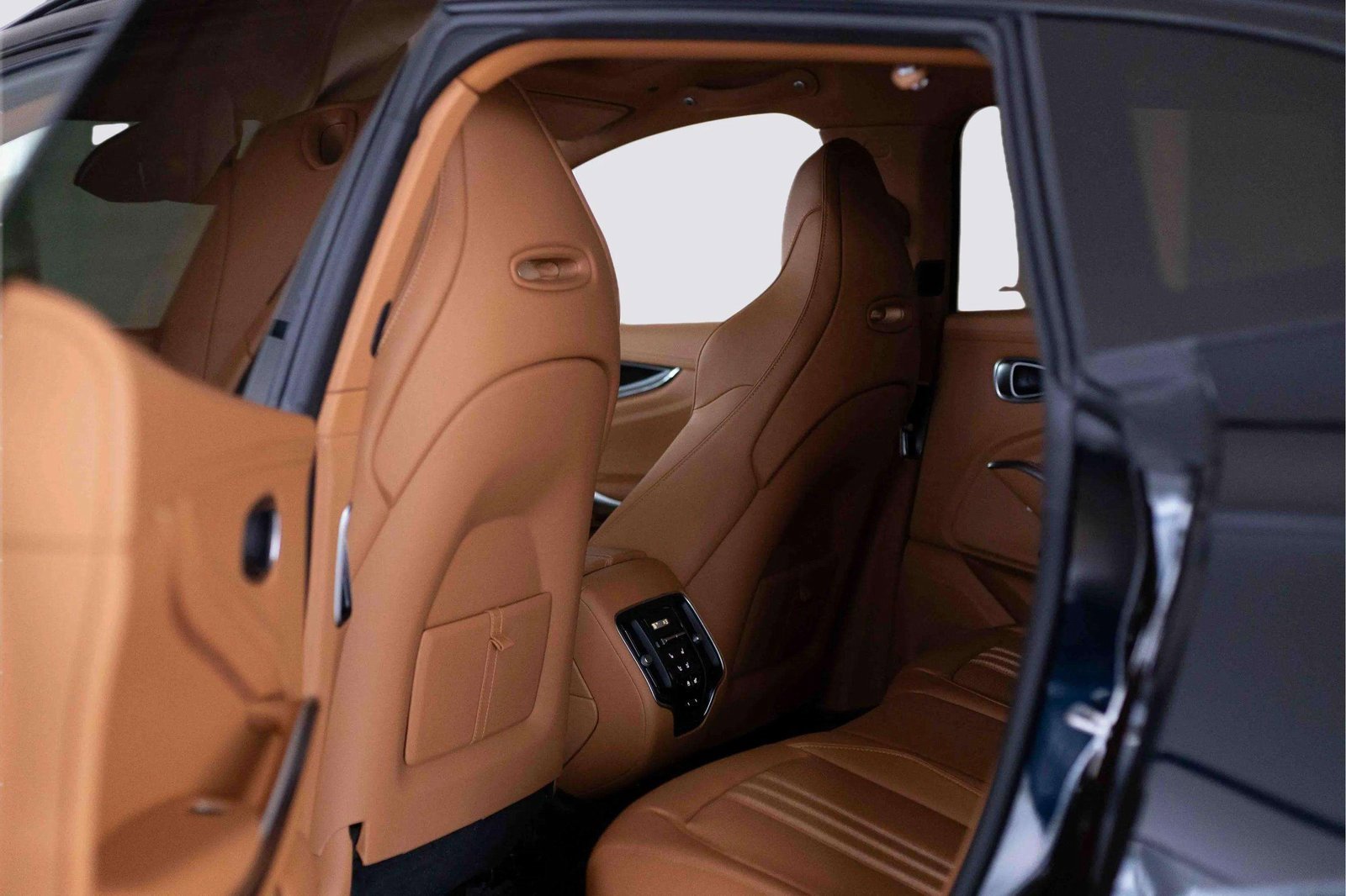 New 2025 Aston Martin DBX 707 image 18