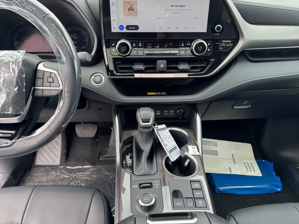 New 2025 Toyota Highlander Limited image 11