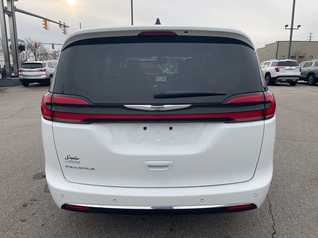 Used 2024 Chrysler Pacifica Touring-L image 11