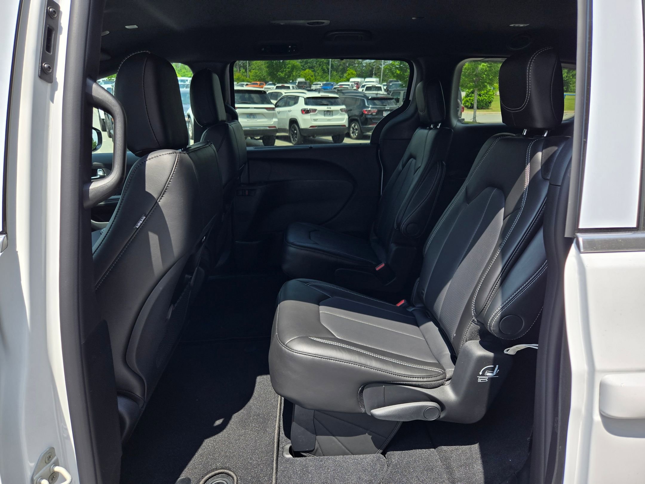 New 2027 Chrysler Pacifica Select FWD image 34