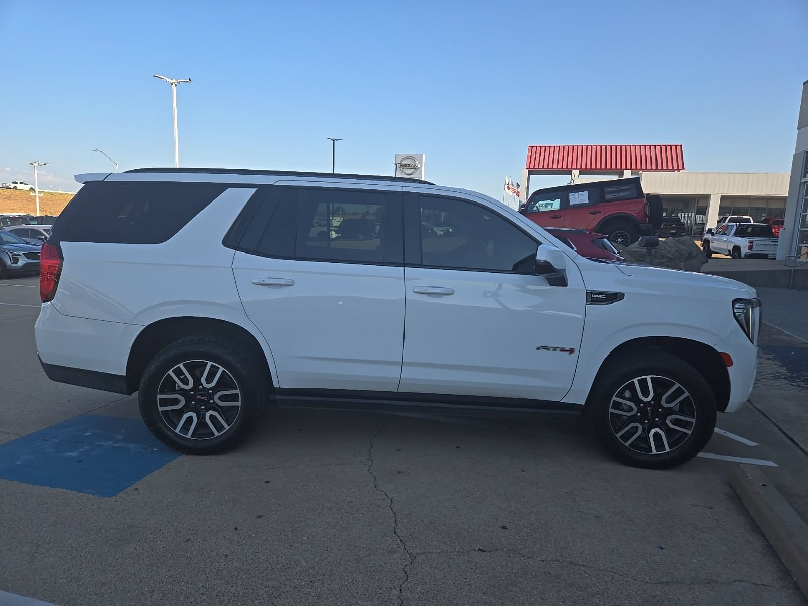 Used 2023 GMC Yukon AT4 AWD/4WD image 9