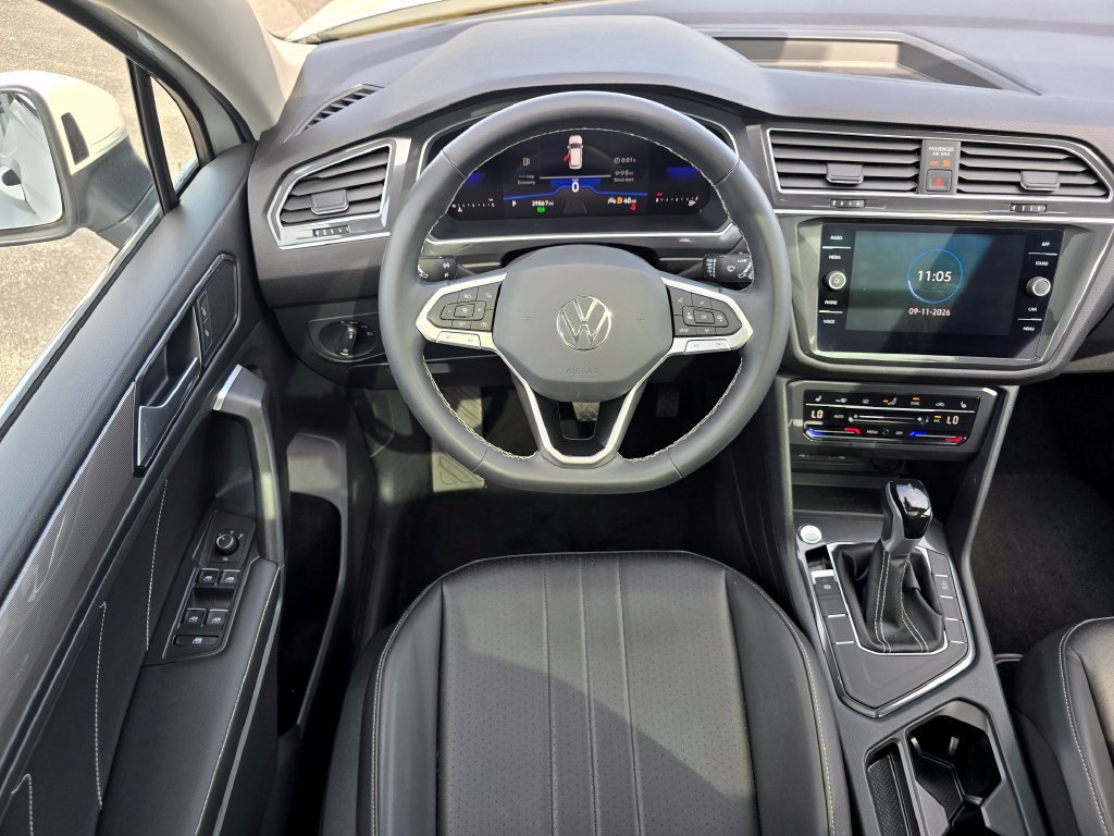 Used 2023 Volkswagen Tiguan SE w/ Panoramic Sunroof Package FWD image 23