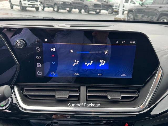 Used 2024 Chevrolet Trax RS w/ Sunroof Package image 21