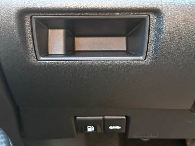 New 2025 Nissan Versa SR w/ Trunk Package FWD image 24