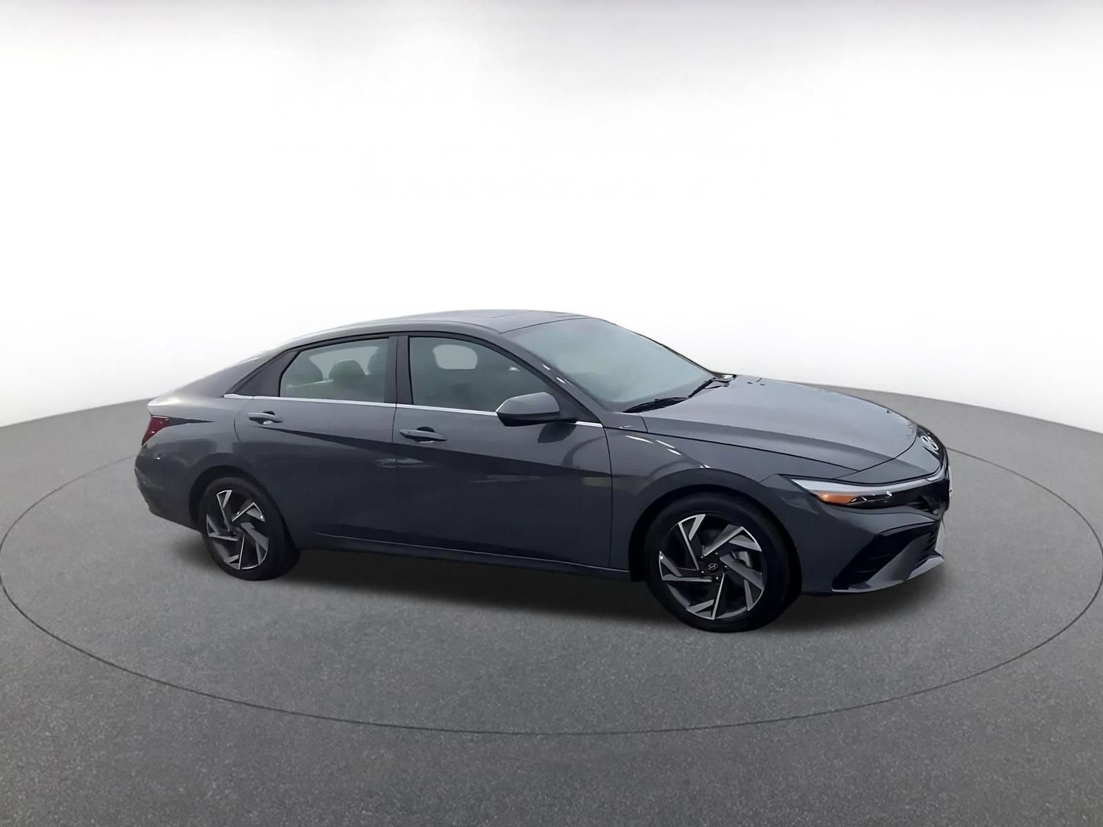 Used 2025 Hyundai Elantra SEL image 2