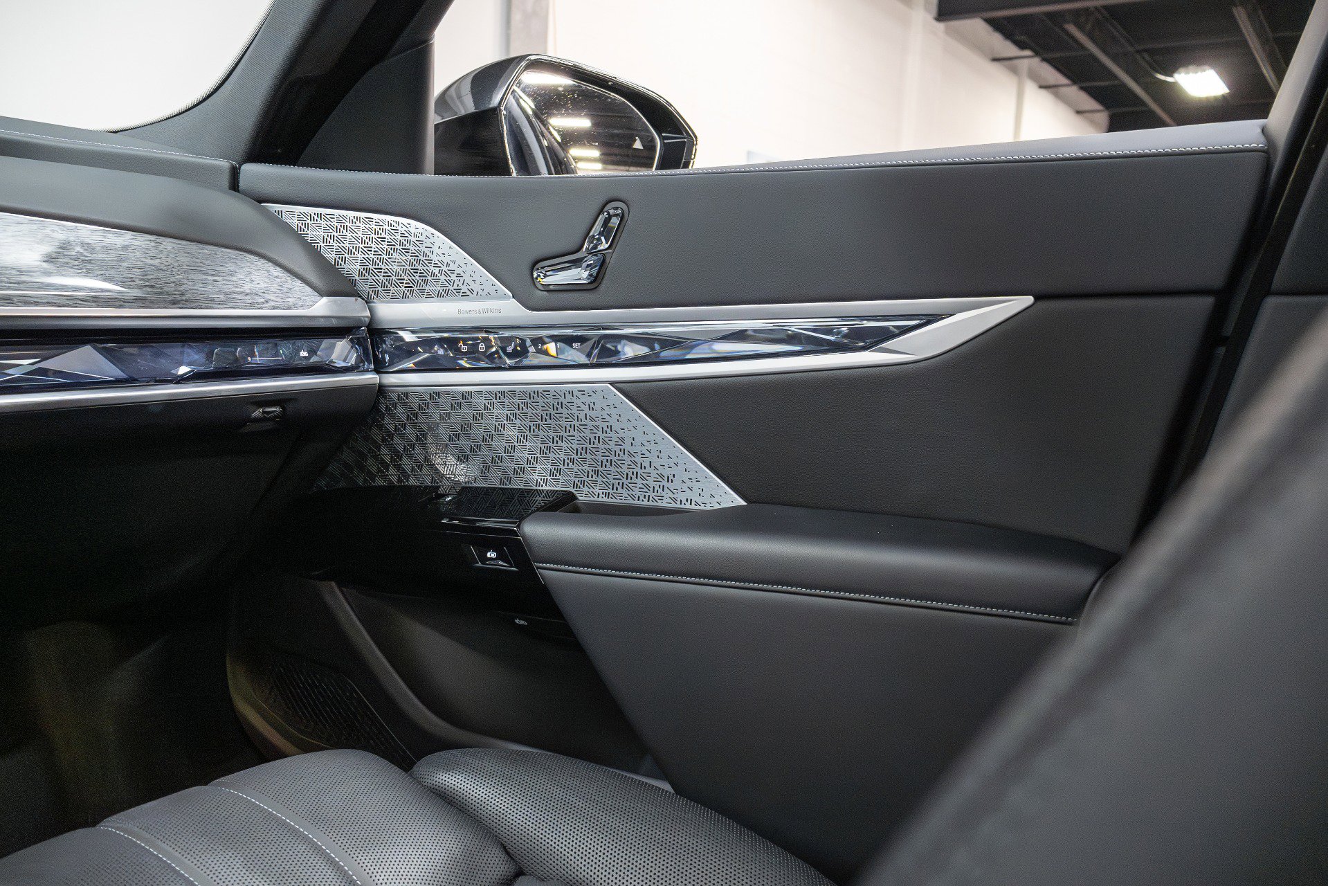 Used 2023 BMW 760i xDrive w/ Executive Package image 35