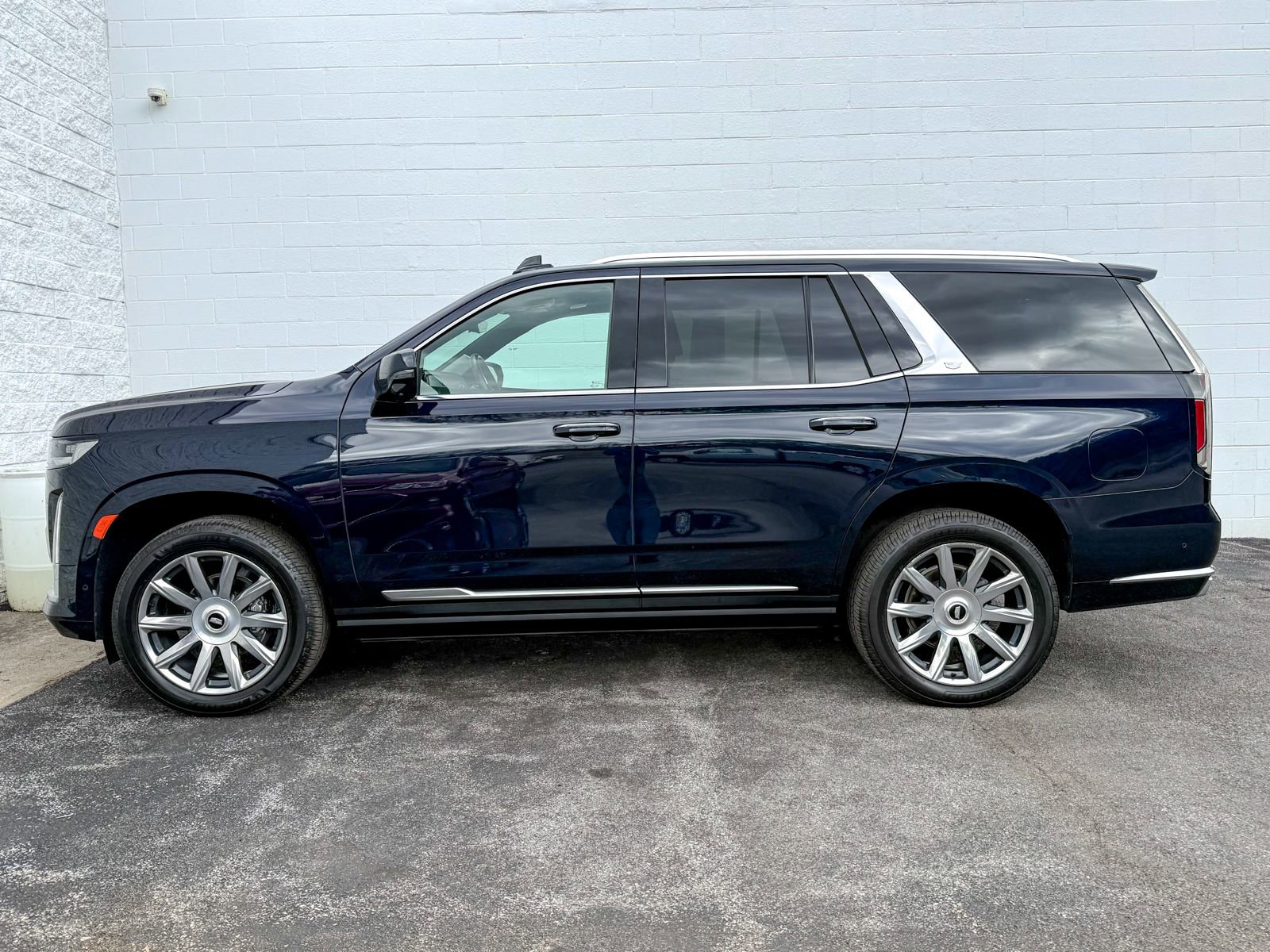 Certified 2022 Cadillac Escalade Premium Luxury Platinum w/ Heavy-Duty Trailer Package image 10