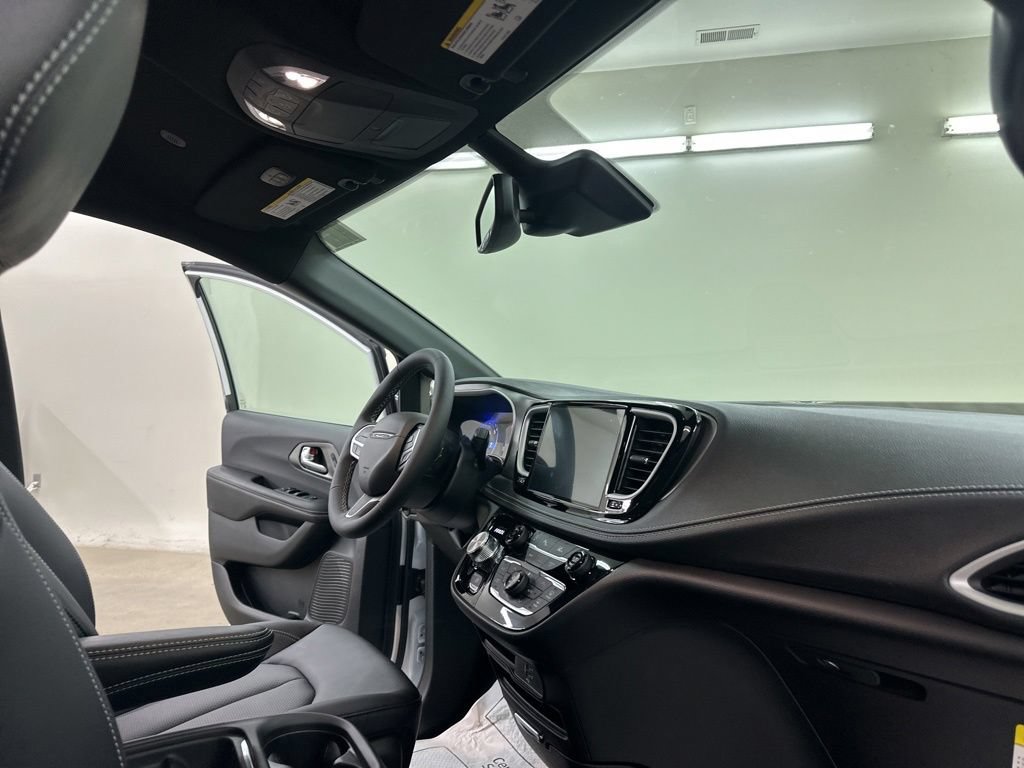 New 2027 Chrysler Pacifica Select FWD image 19