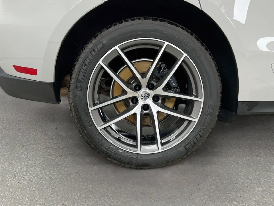 Certified 2024 Porsche Macan AWD/4WD image 32
