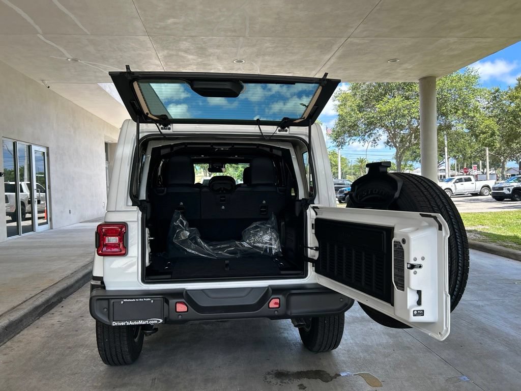 Used 2025 Jeep Wrangler Unlimited Sahara AWD/4WD image 37