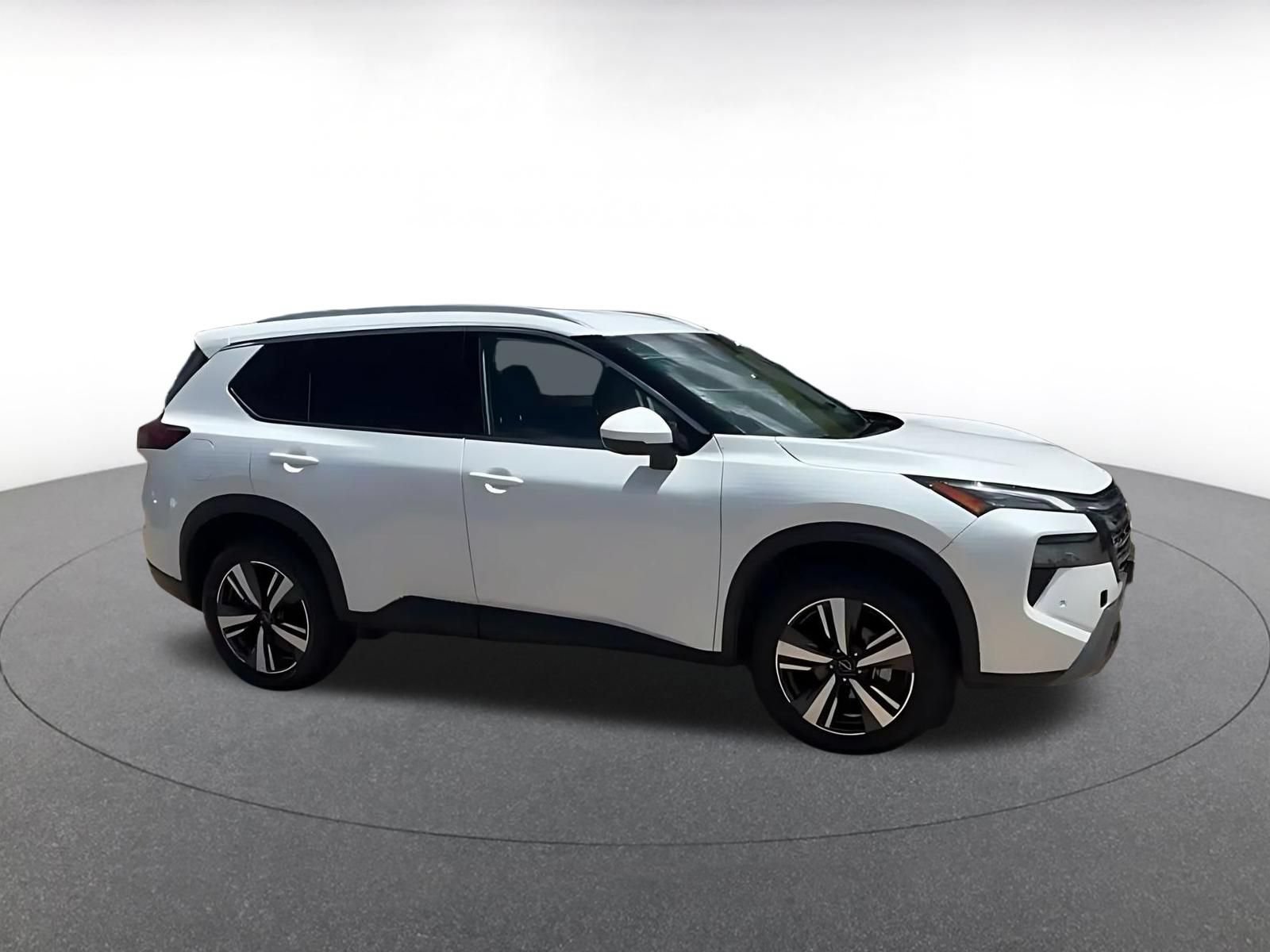 Used 2026 Nissan Rogue SL FWD image 2