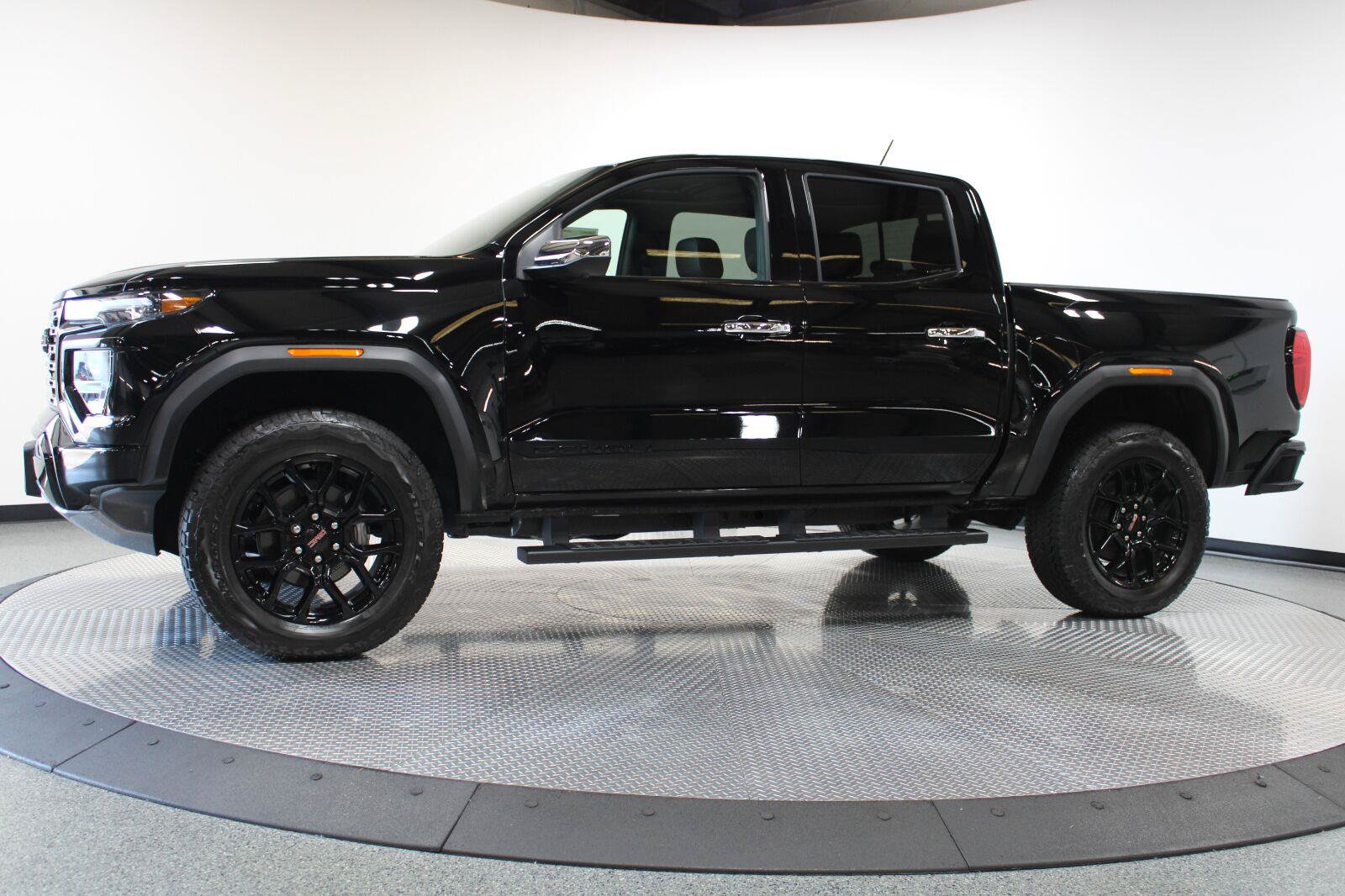 New 2026 GMC Canyon Denali w/ LPO, Denali Black Edition AWD/4WD image 5