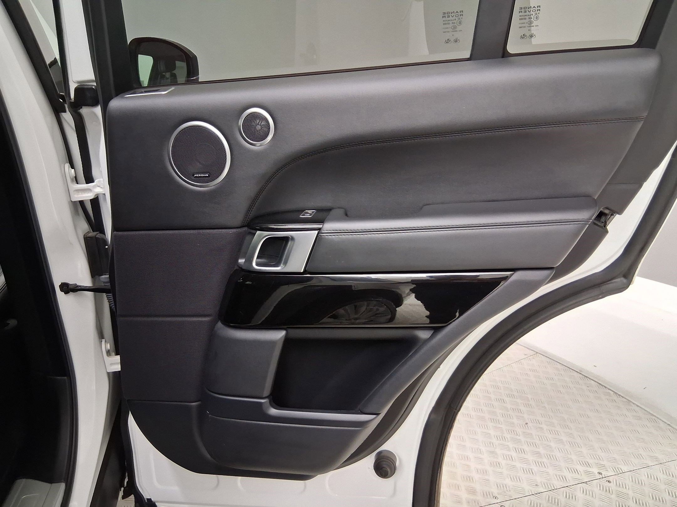 Used 2015 Land Rover Range Rover Supercharged image 35