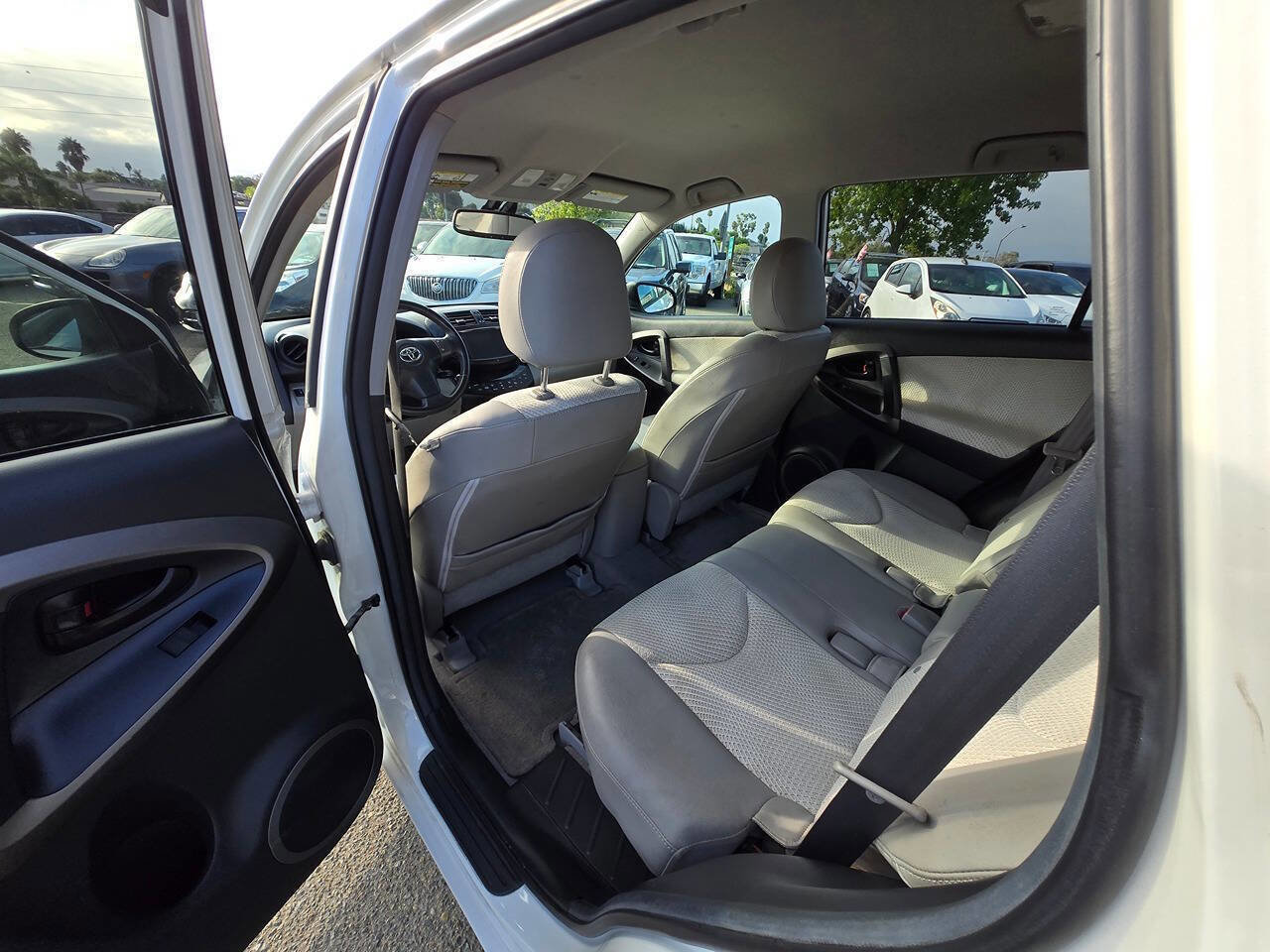 Used 2012 Toyota RAV4 EV image 23