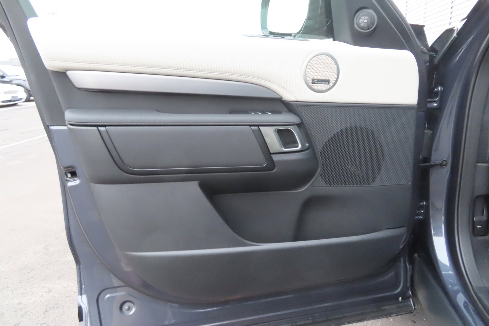 New 2024 Land Rover Discovery Dynamic SE image 30