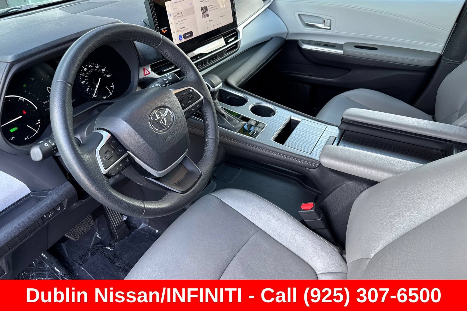 Used 2025 Toyota Sienna XLE FWD image 10