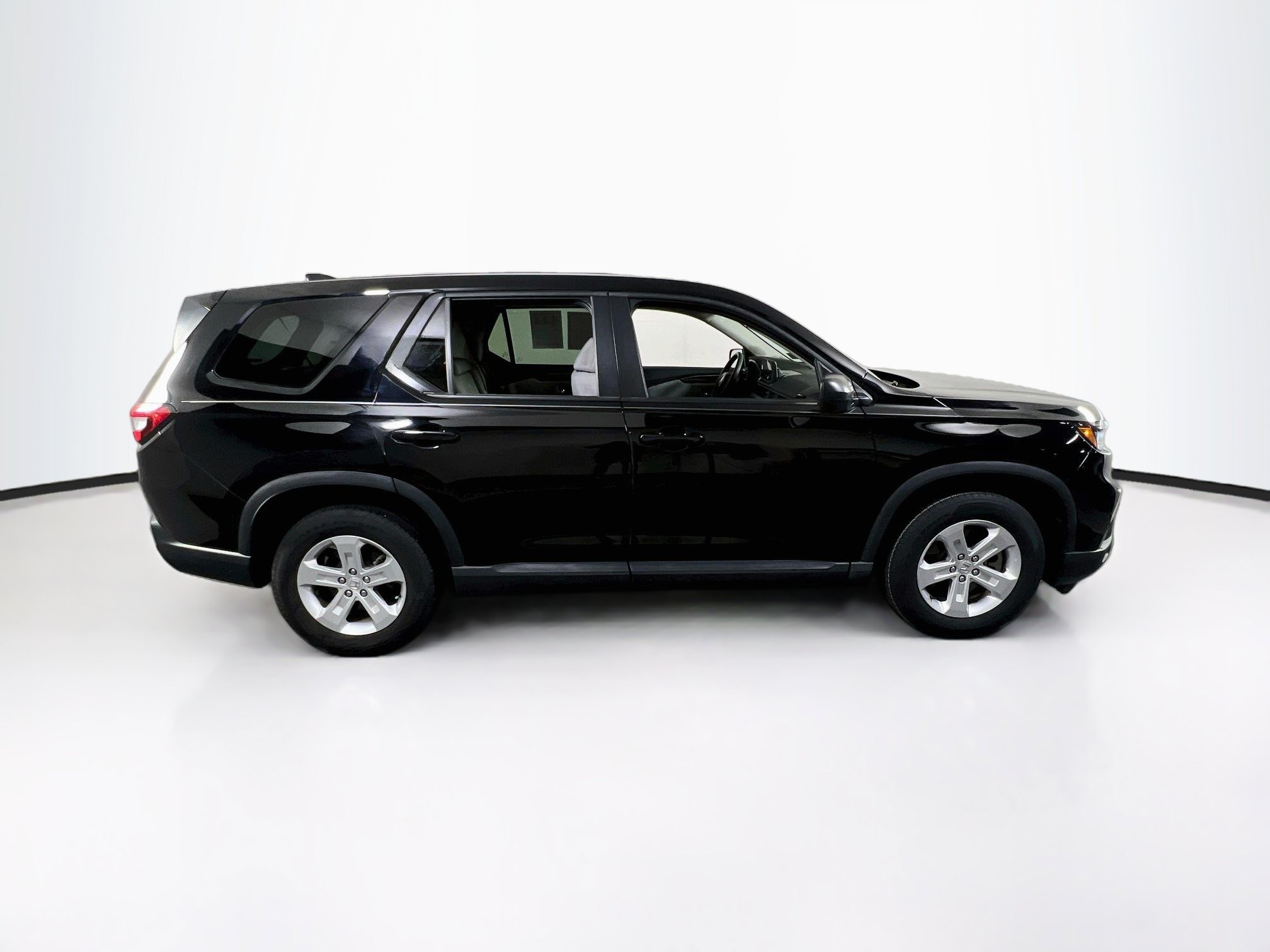 Used 2023 Honda Pilot LX image 4