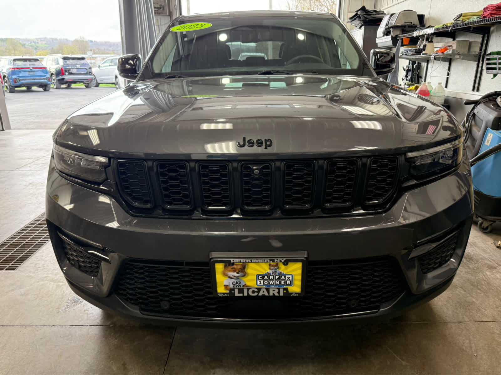 Used 2023 Jeep Grand Cherokee Limited w/ Luxury Tech Group II AWD/4WD image 2