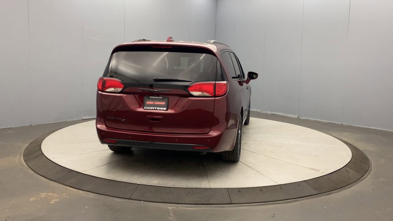 Used 2020 Chrysler Pacifica Touring-L w/ S Appearance Package FWD image 4