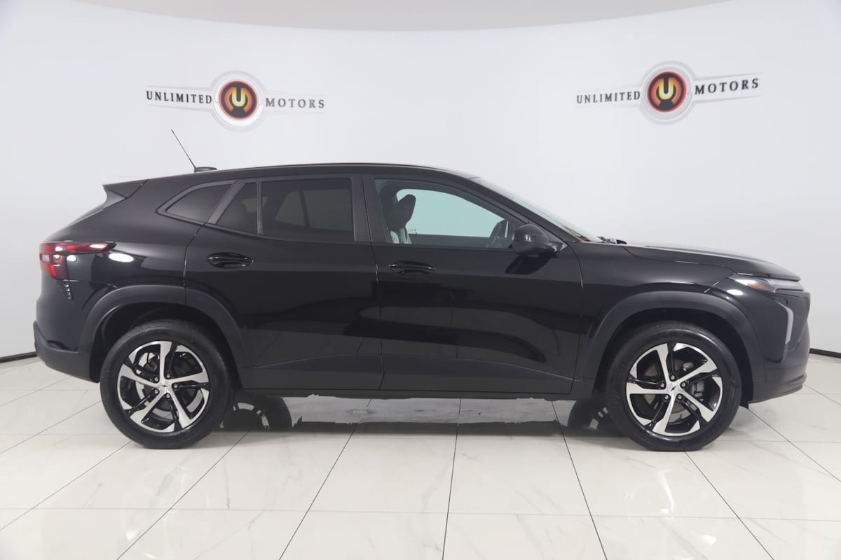Used 2024 Chevrolet Trax RS FWD image 2