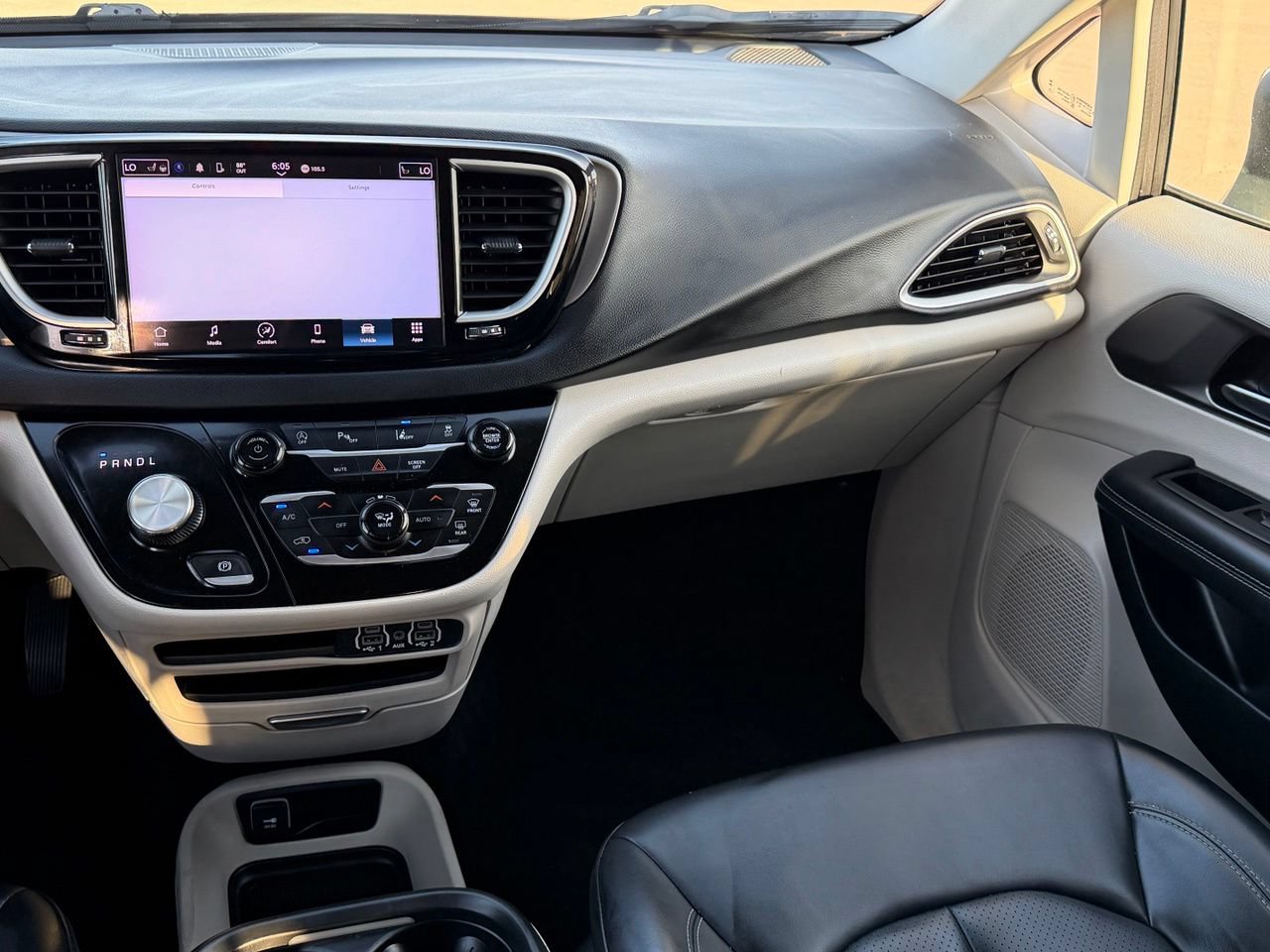 Used 2023 Chrysler Pacifica Touring-L FWD image 13