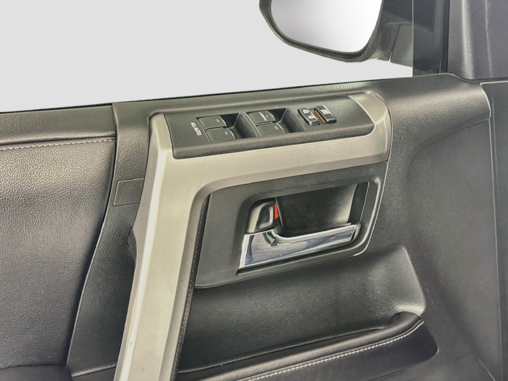 Used 2017 Toyota 4Runner SR5 AWD/4WD image 18