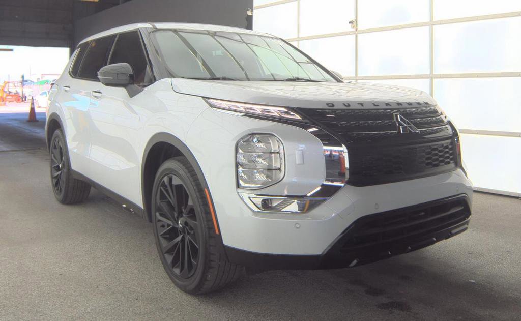 Used 2023 Mitsubishi Outlander SE image 2