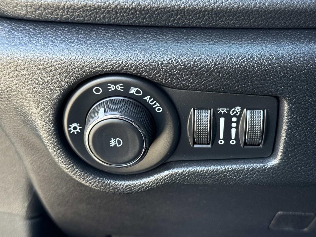 Used 2025 Chrysler Pacifica Limited image 41