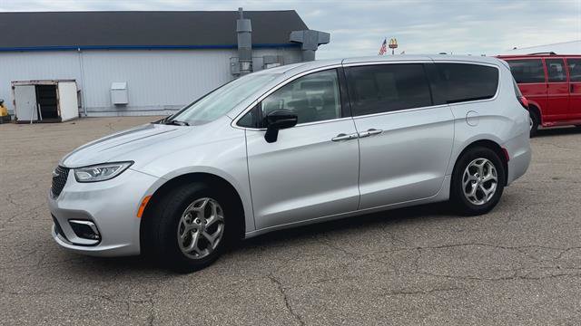 Used 2024 Chrysler Pacifica Limited FWD image 5