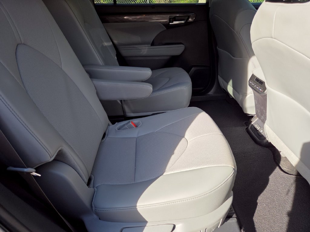 Used 2025 Toyota Highlander Limited AWD/4WD image 17