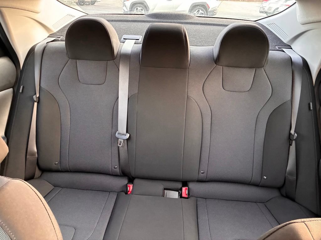 Used 2025 Hyundai Elantra SE FWD image 13