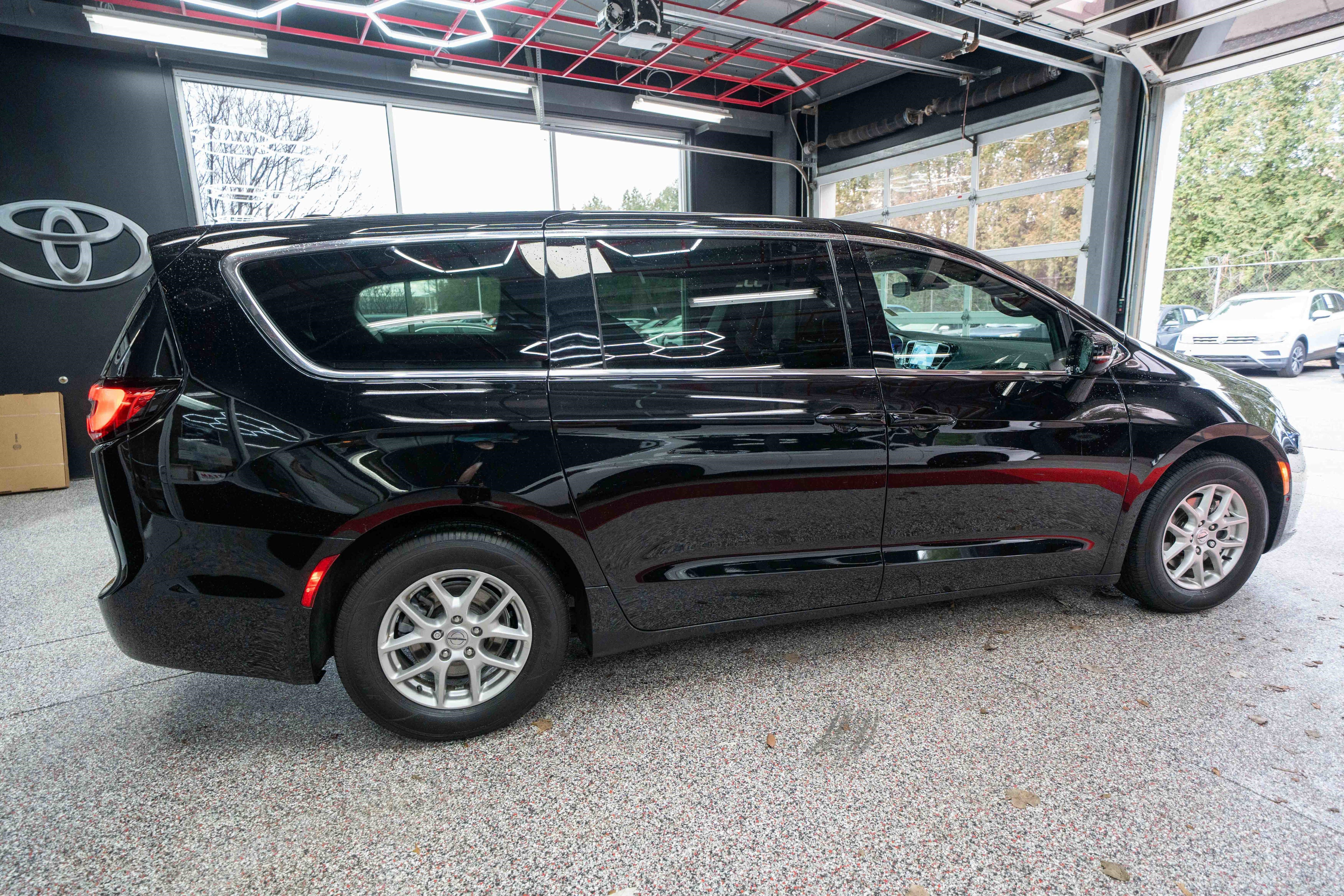 Used 2025 Chrysler Pacifica Select image 4