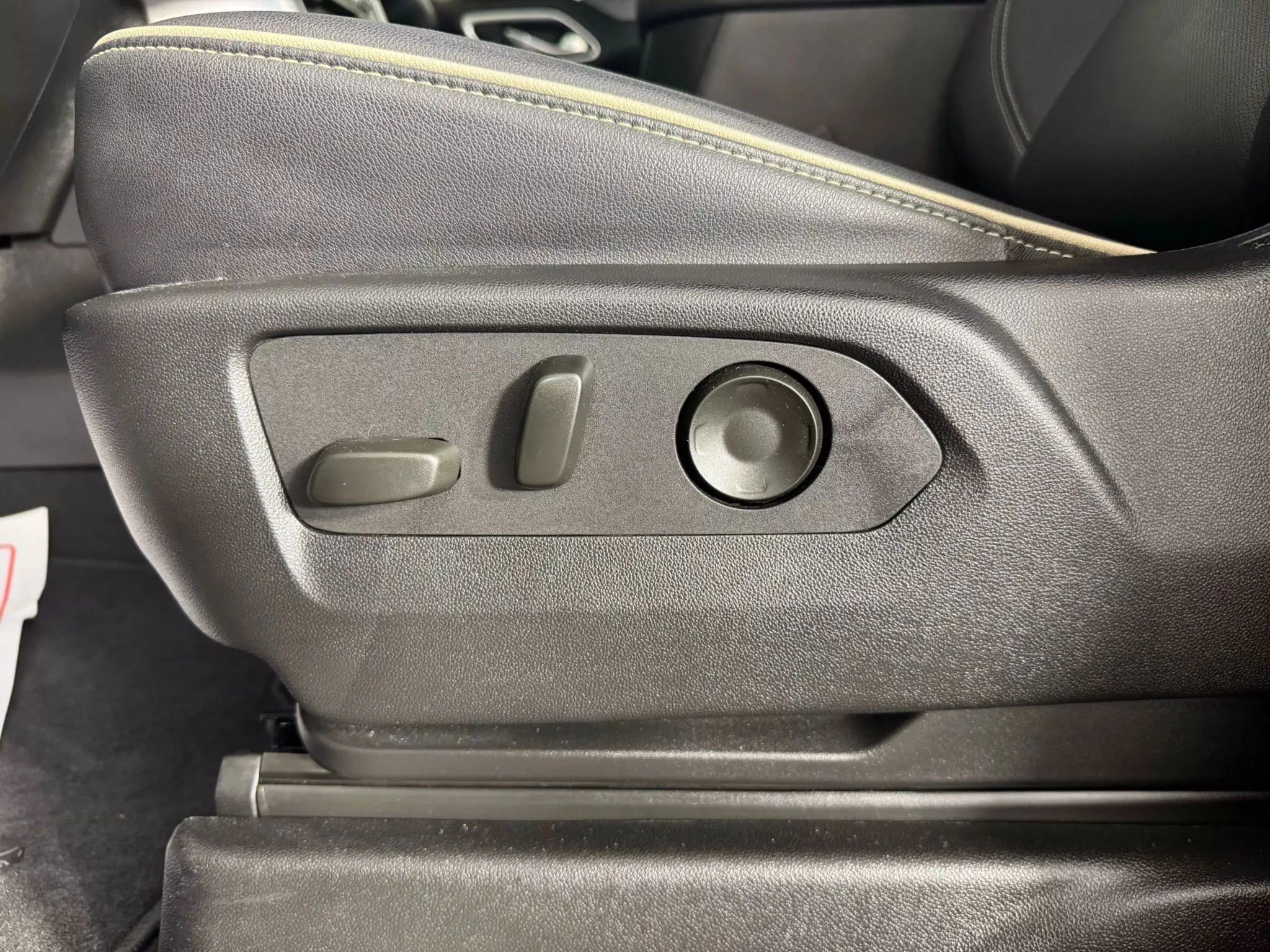 Used 2023 GMC Yukon SLT w/ SLT Luxury Package image 38