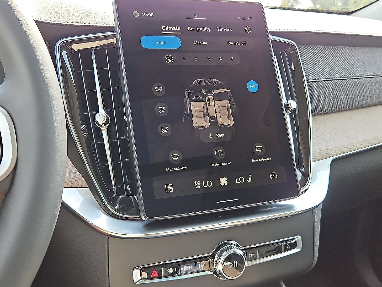 New 2026 Volvo XC90 B6 Plus w/ Protection Package Premier image 14