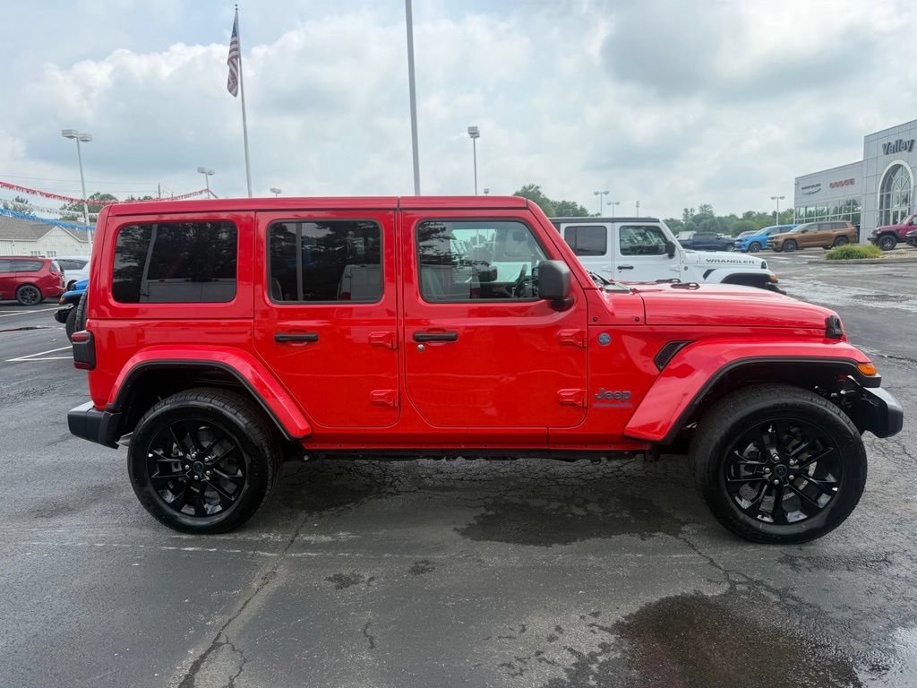 Used 2025 Jeep Wrangler Unlimited Sahara w/ Safety Group AWD/4WD image 2