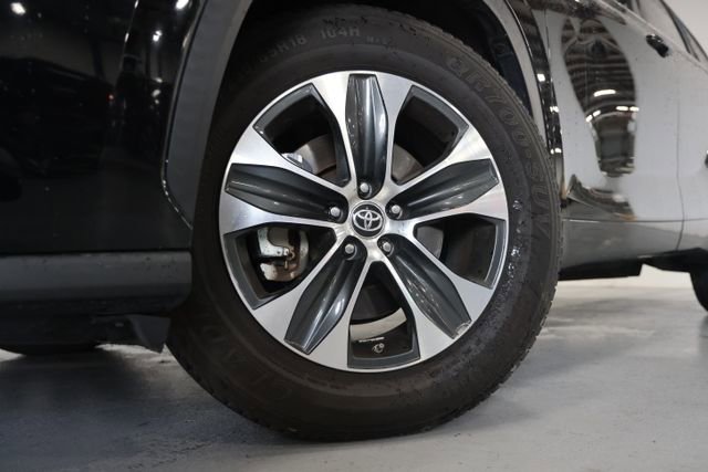 Used 2021 Toyota Highlander XLE AWD/4WD image 12