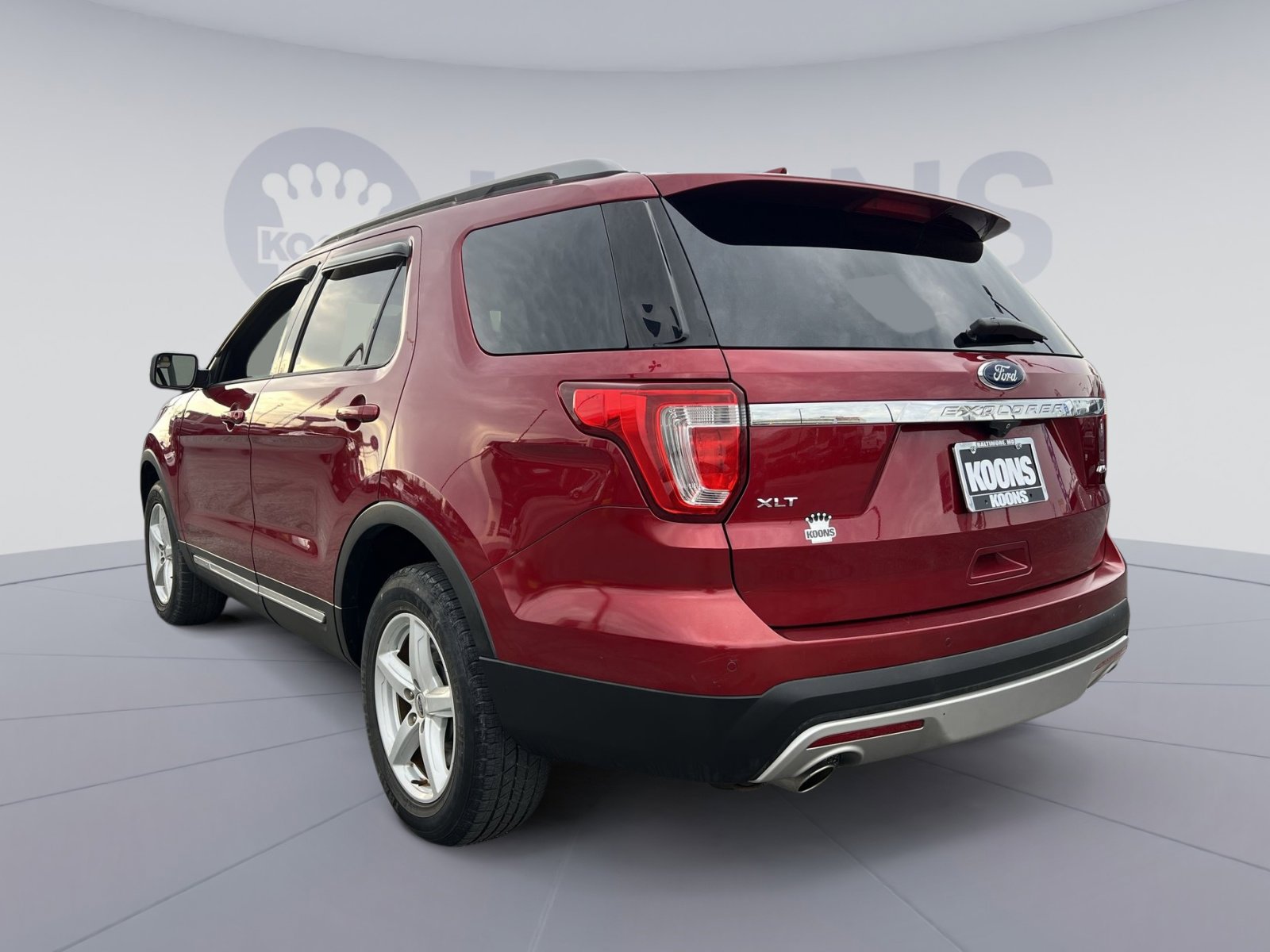 Used 2017 Ford Explorer XLT w/ Equipment Group 202A AWD/4WD image 14