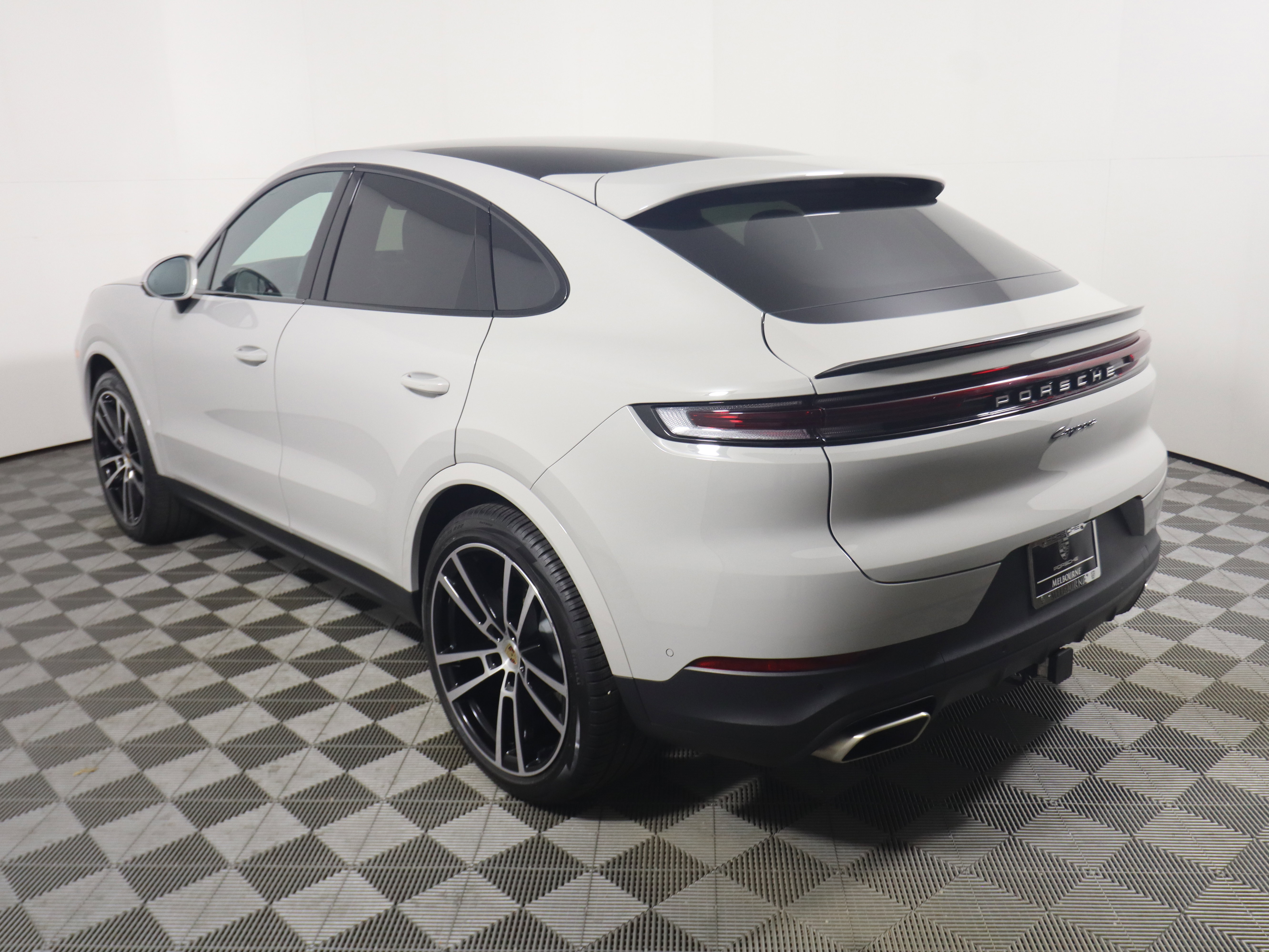 Used 2025 Porsche Cayenne Coupe image 3