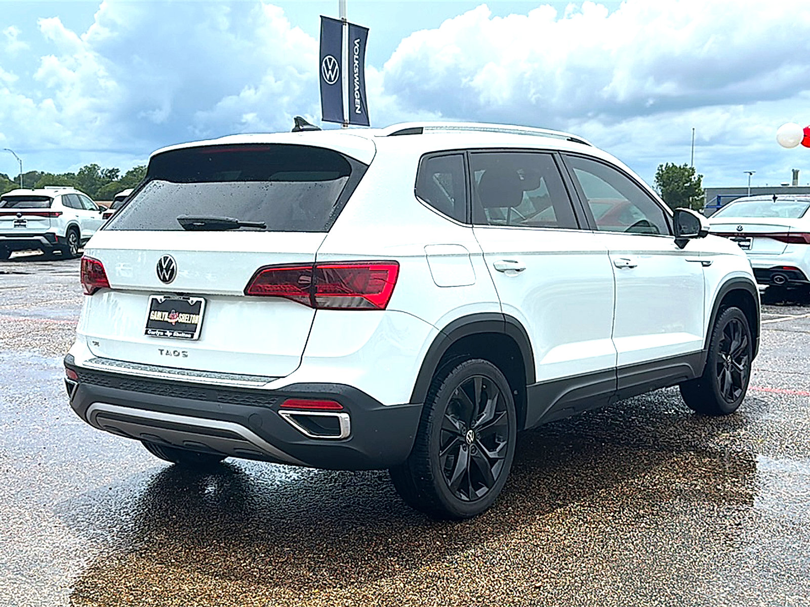 Used 2023 Volkswagen Taos SE w/ Panoramic Sunroof Package FWD image 8