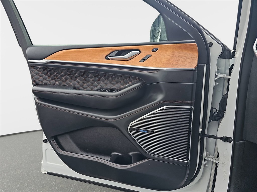 Used 2023 Jeep Grand Cherokee Summit image 29