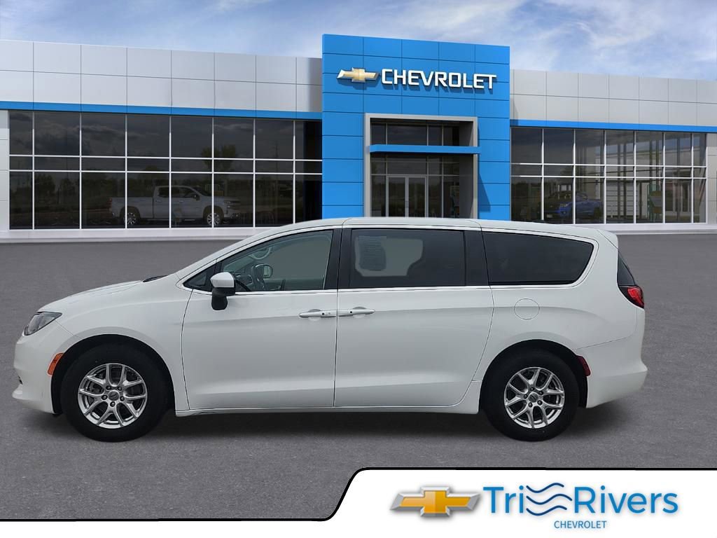 Used 2023 Chrysler Voyager LX image 2