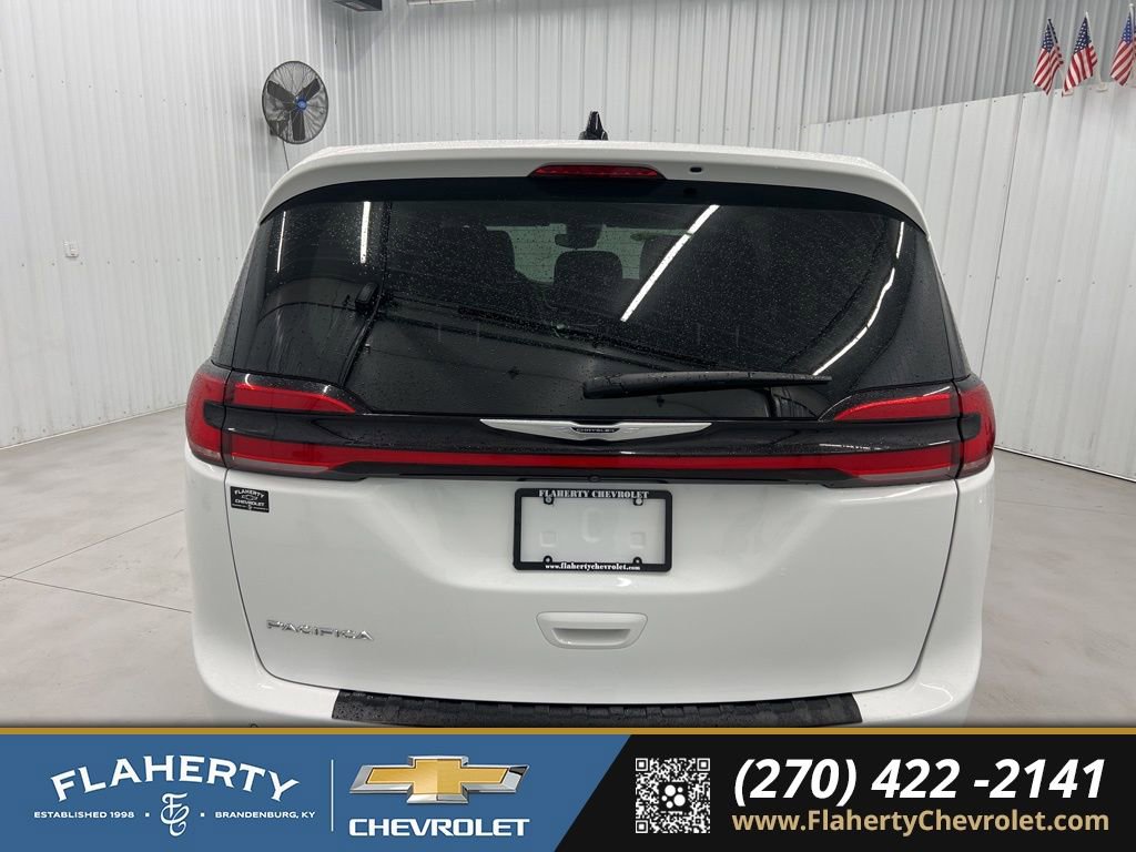 Used 2024 Chrysler Pacifica Touring-L FWD image 4